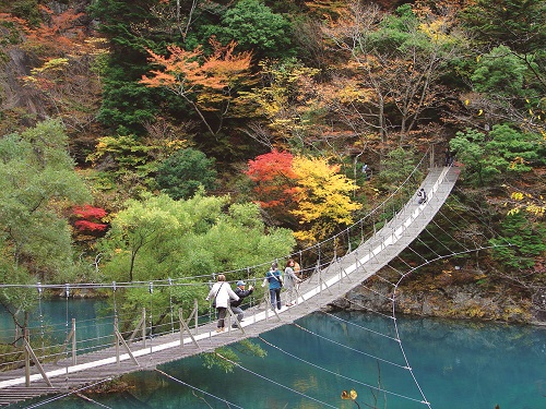 エメラルド色の湖面に架かる吊り橋