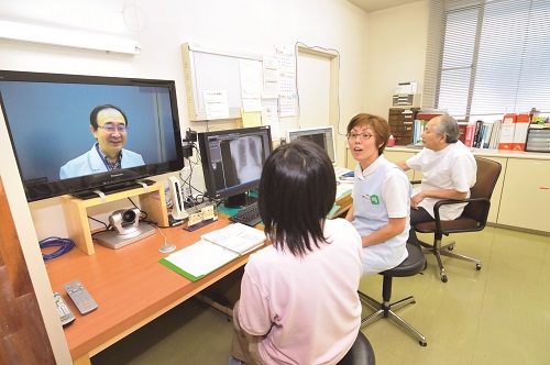 診察室で診療を行う医師と看護師の風景