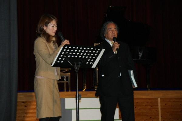 解説の八木洋行さん（右）と司会の神谷幸恵さん（左）の写真