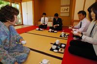 茶室でお茶を飲んでいる様子の写真