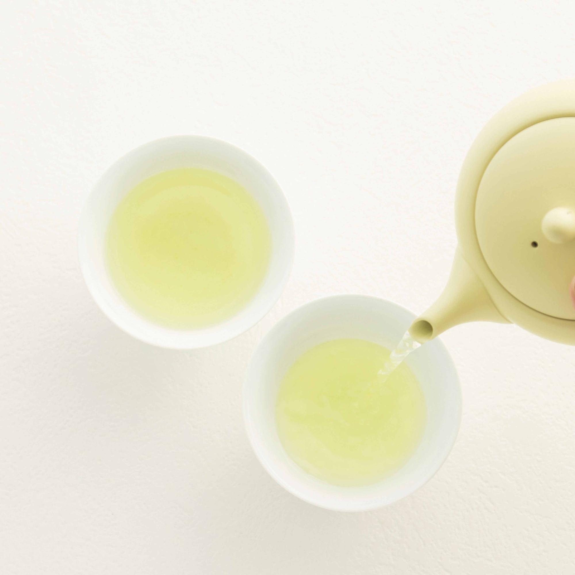 川根茶を急須から湯飲みに淹れている写真