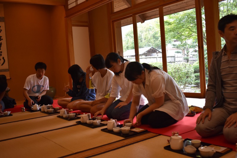 川根高校生がお茶を淹れる体験をする様子