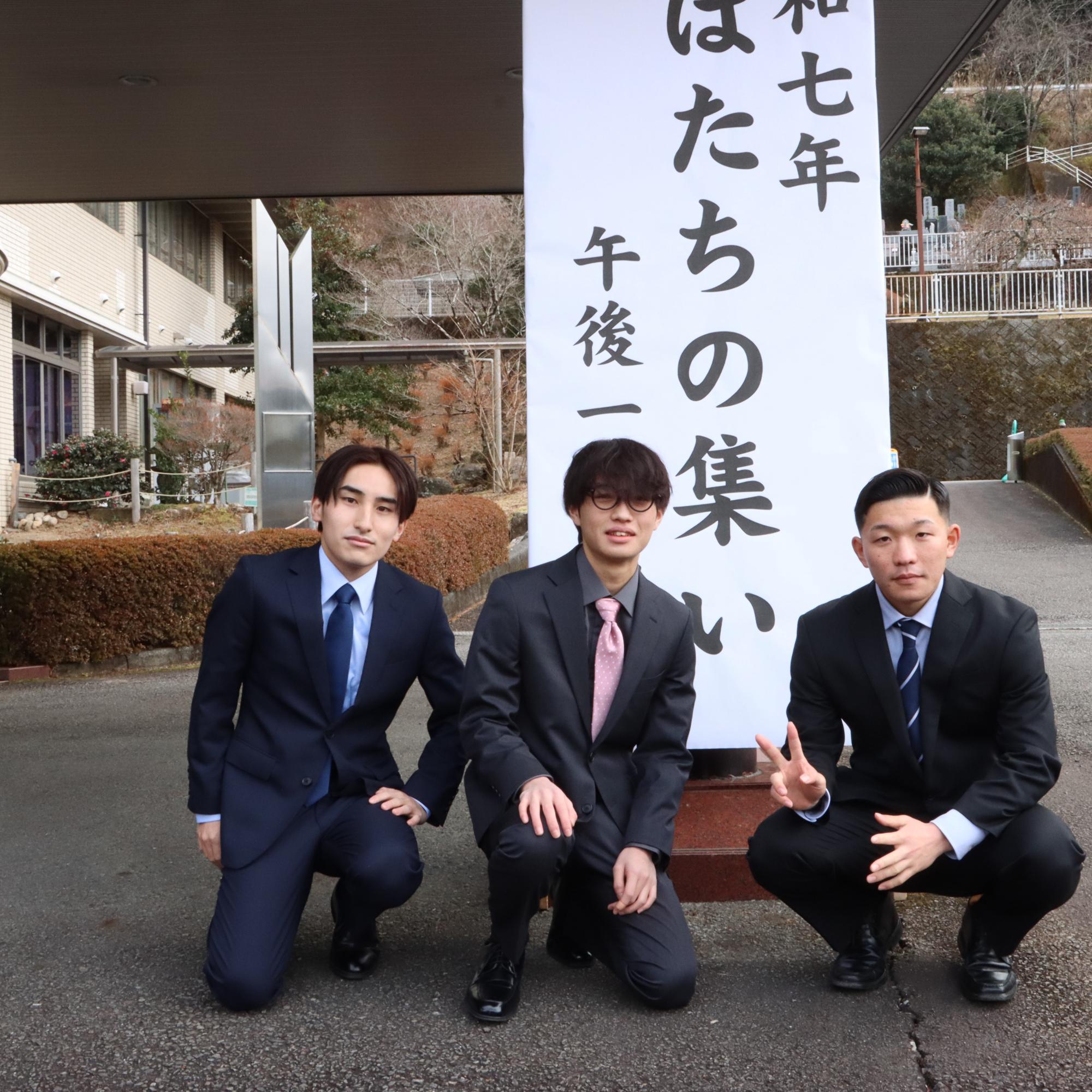 看板の前で友人と
