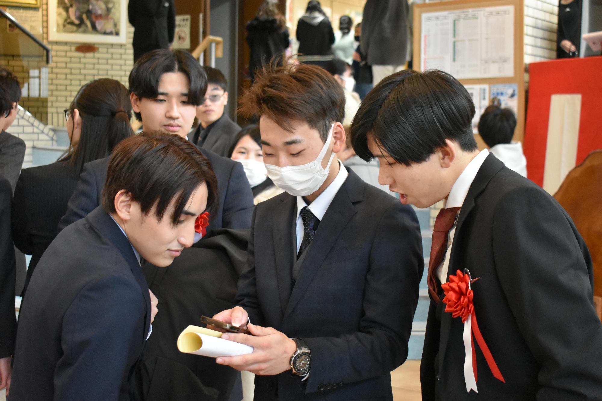 ロビーで友達と