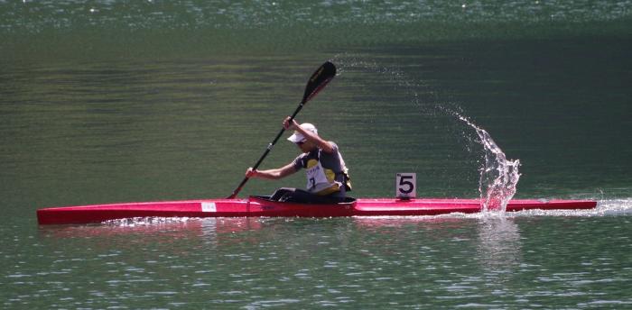 選手がカヌーを漕いでいる写真