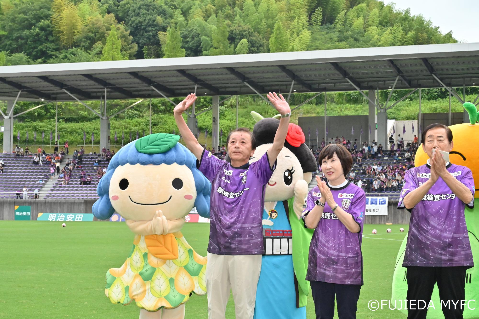 手を振る川根本町長