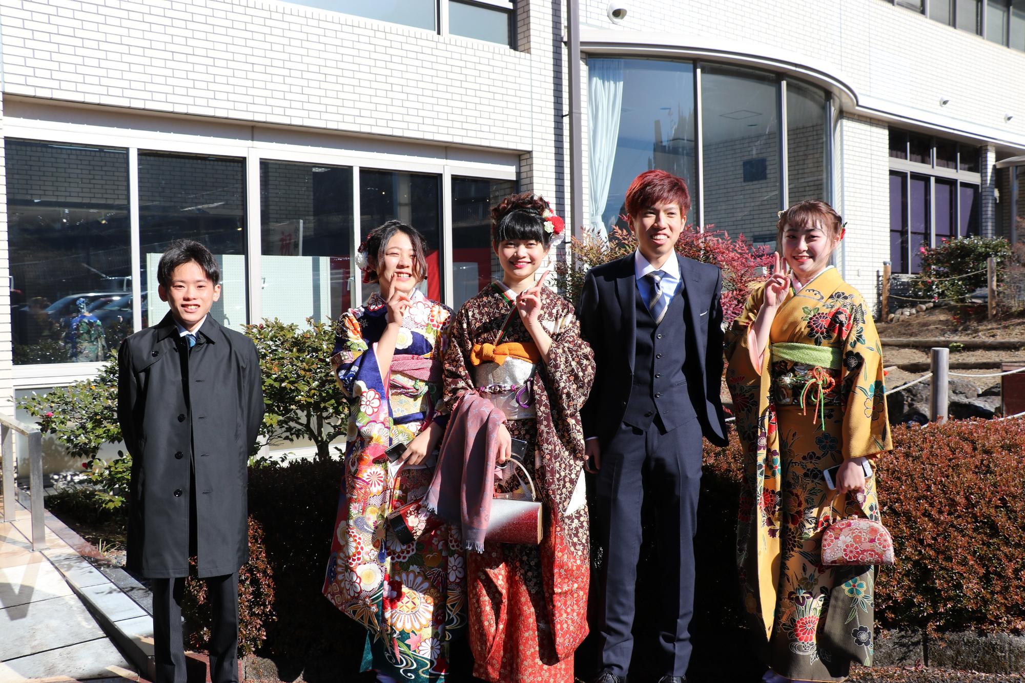 本川根中学校の同級生5人組久しぶりの再会に緊張気味の男性新成人