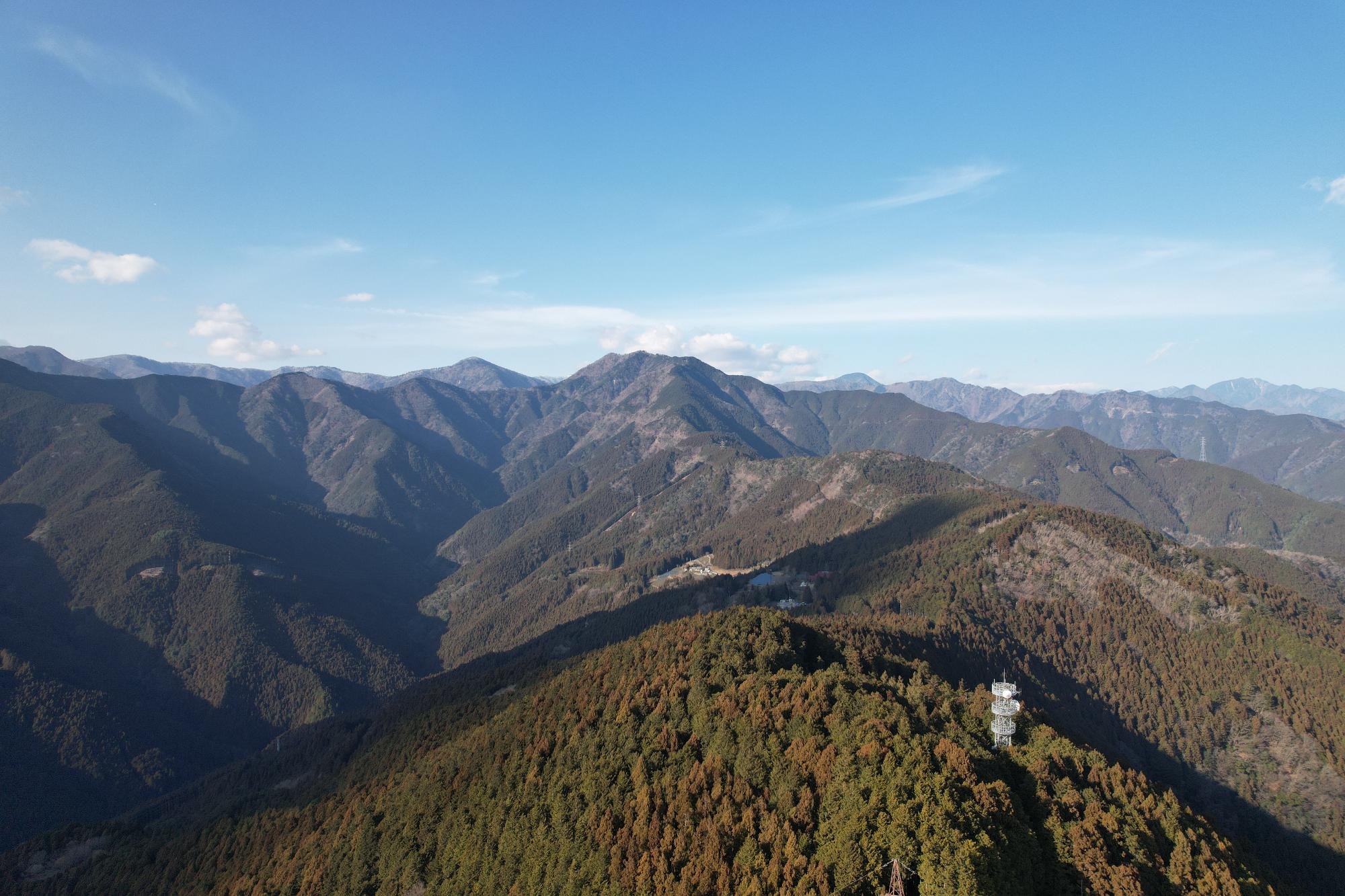 大札山や蕎麦粒山方面を望む