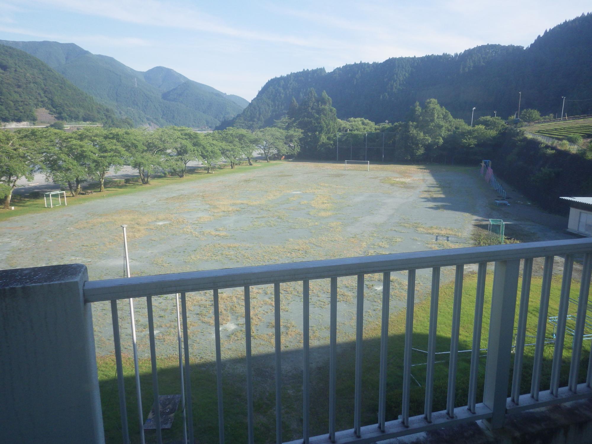 グラウンド