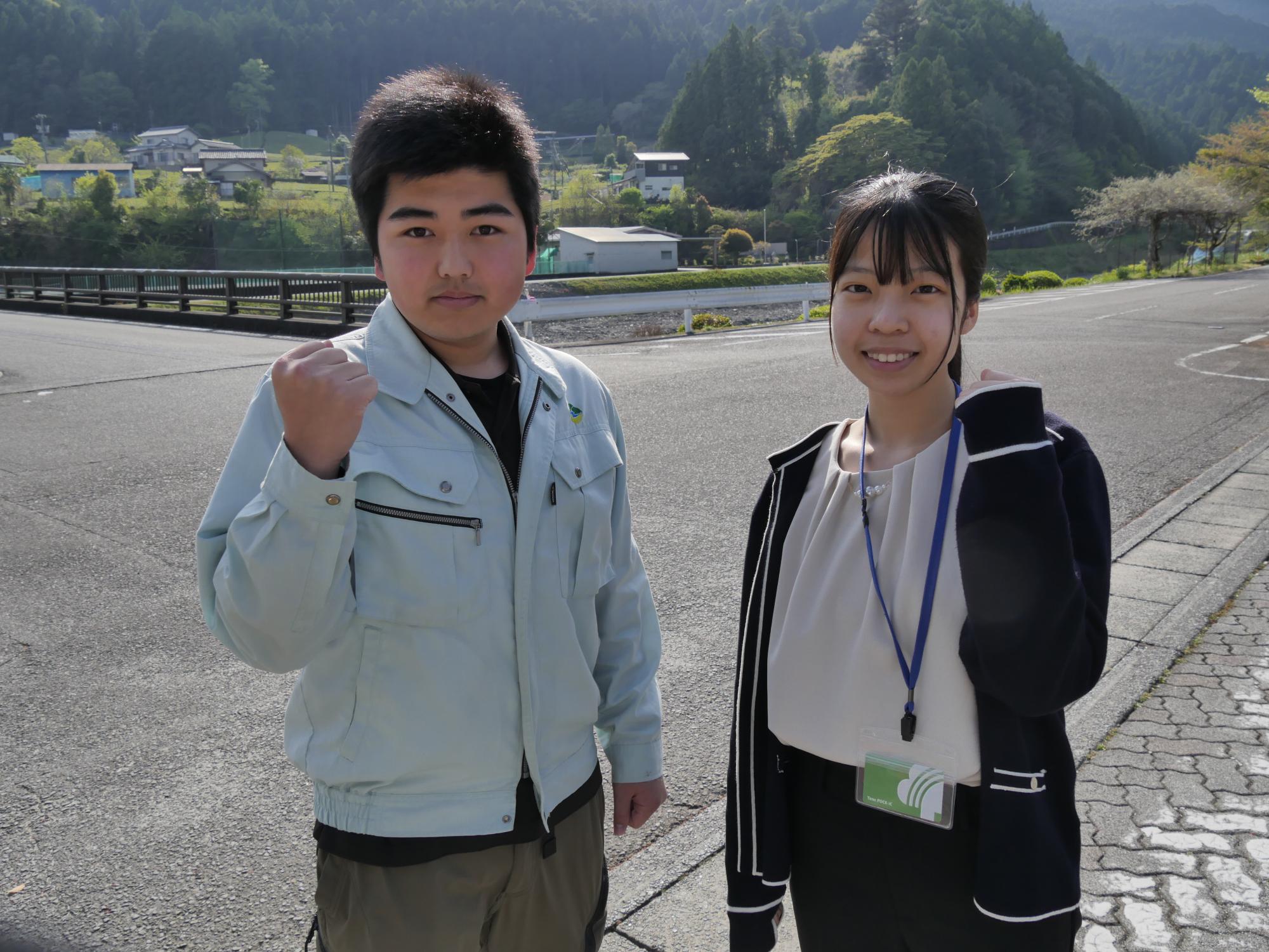 男子職員と女子職員の写真