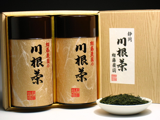 相藤農園の「川根茶」、茶缶と茶葉の写真
